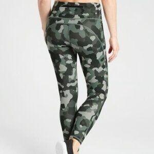 Athleta Lightning Camo 7/8 Tight Leggings Stash Pocket Camo Green Retail $98.00